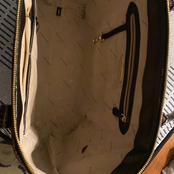 Beautiful leather Brahmin bag. Two zippers on top and 4 pockets on the inside. - Picture 4 of 10